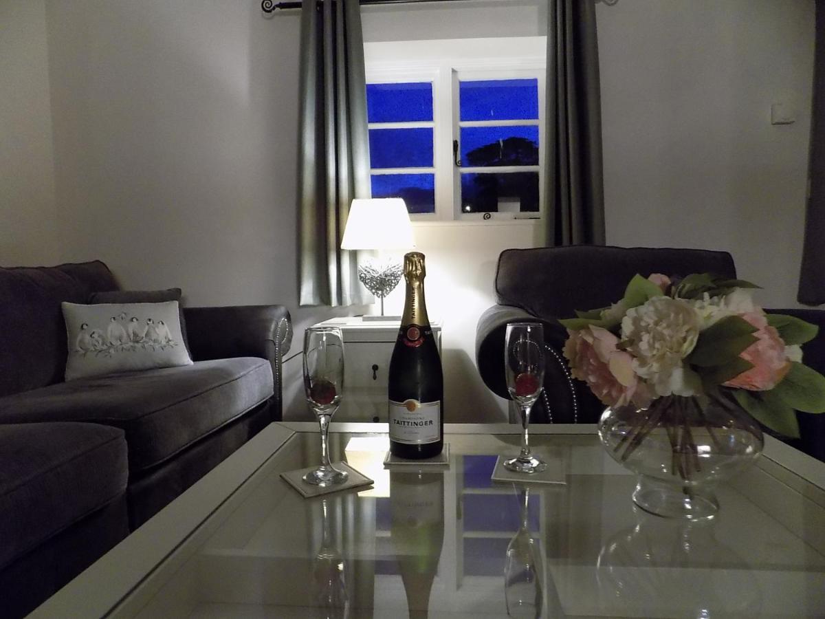 אמסבורי Double Award Winning 1700'S Grd 2 Listed Cottage Near Stonehenge מראה חיצוני תמונה