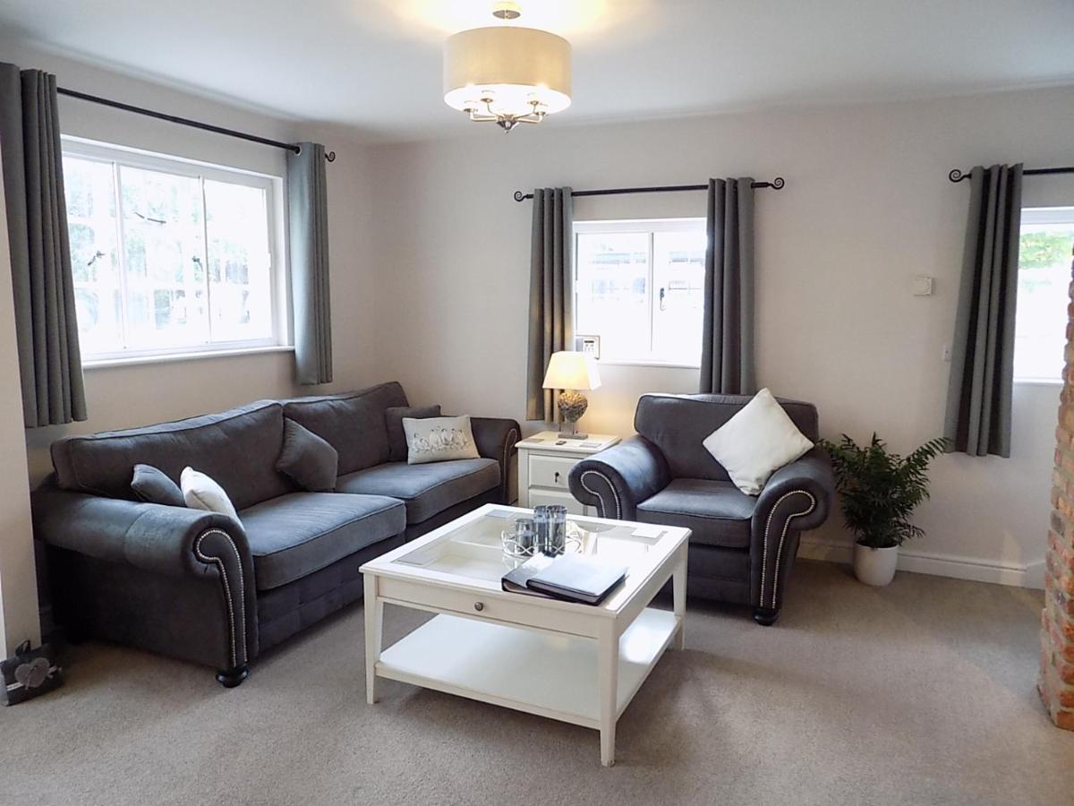 אמסבורי Double Award Winning 1700'S Grd 2 Listed Cottage Near Stonehenge מראה חיצוני תמונה