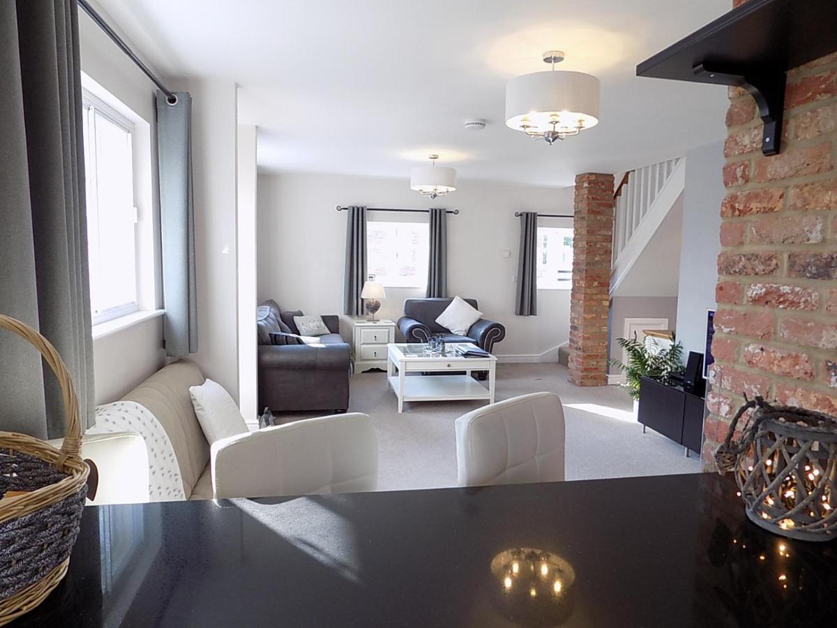 אמסבורי Double Award Winning 1700'S Grd 2 Listed Cottage Near Stonehenge מראה חיצוני תמונה
